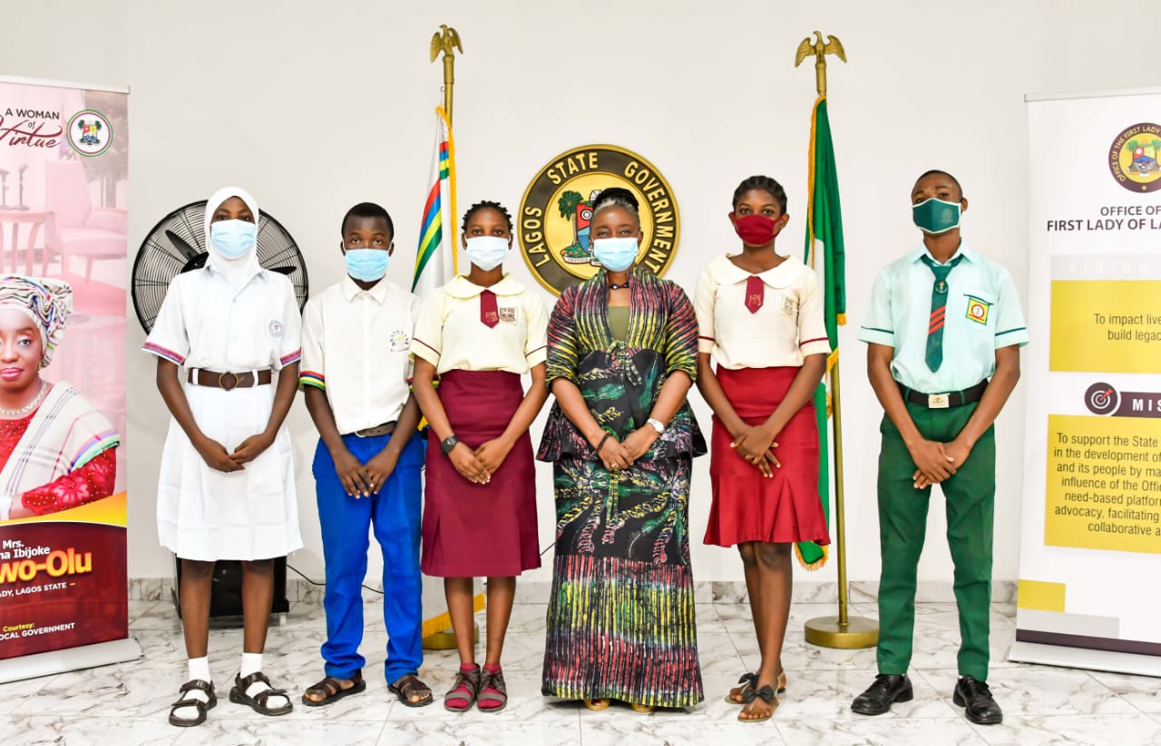 L-R: Miss Faizat Toyosi Sulaimon; Master Quadri Sulaimon; Medusa Oluwayigamika Ogun; Lagos State First Lady, Dr. Ibijoke Sanwo-Olu; Miss Temiloluwa Adelekun and Master Elijah Oyenuga during the presentation of bank drafts to beneficiaries of educational support to students sitting for West Africa Examination Council (WAEC) in the state held at Lagos House, Marina, on Monday, August 30, 2021.